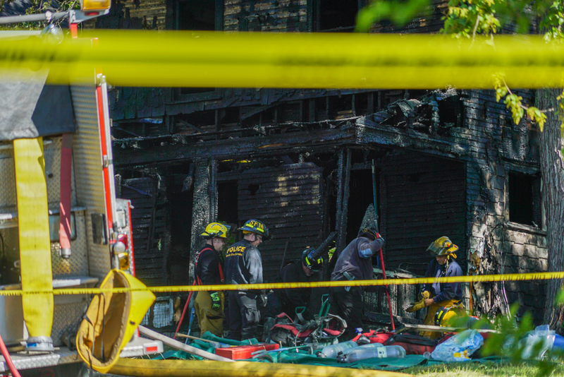Policía tras un incendio en Estados Unidos. AP